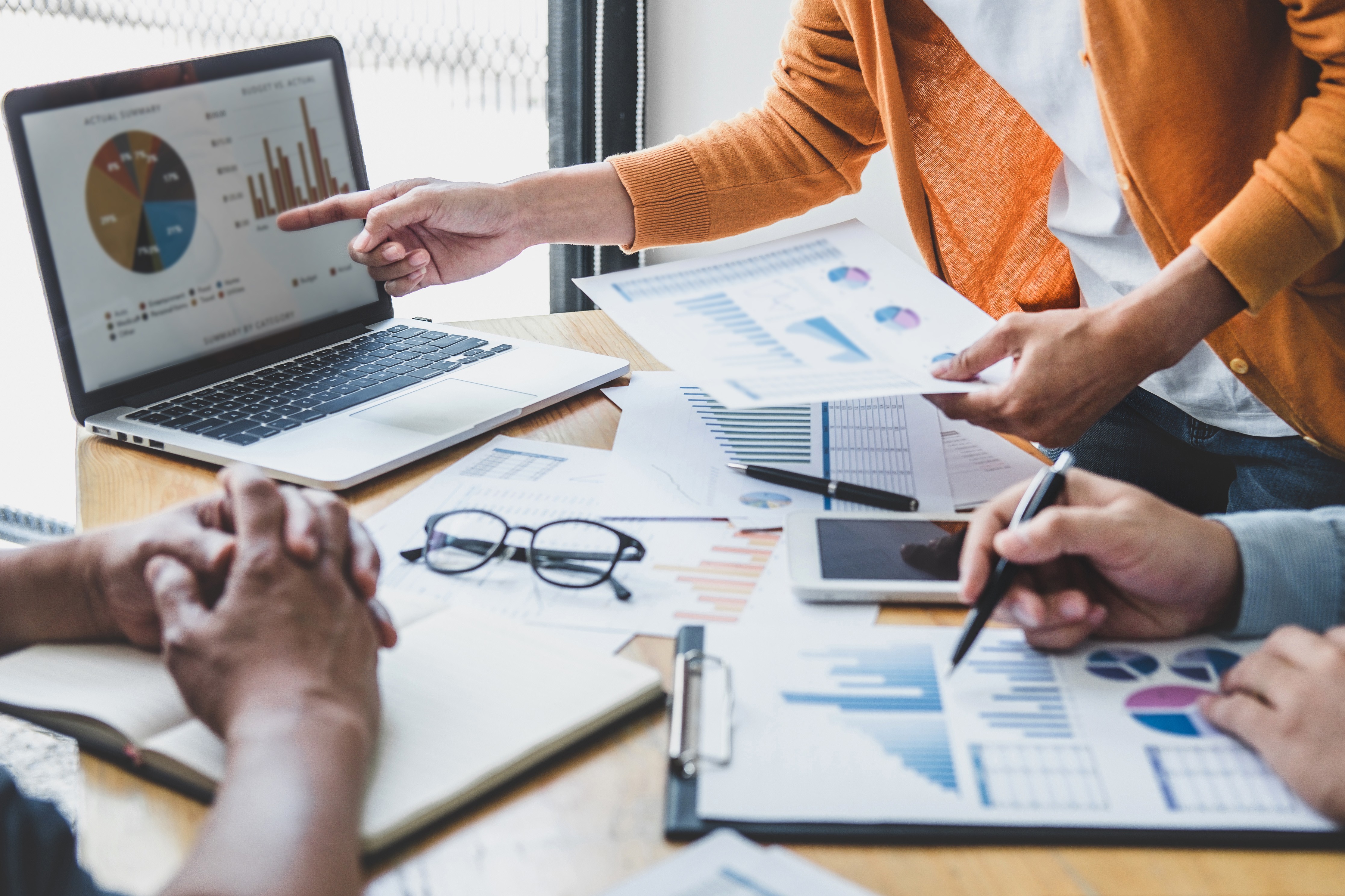 AI vs. Human Coaches: A Strategic Framework for Leadership Investment