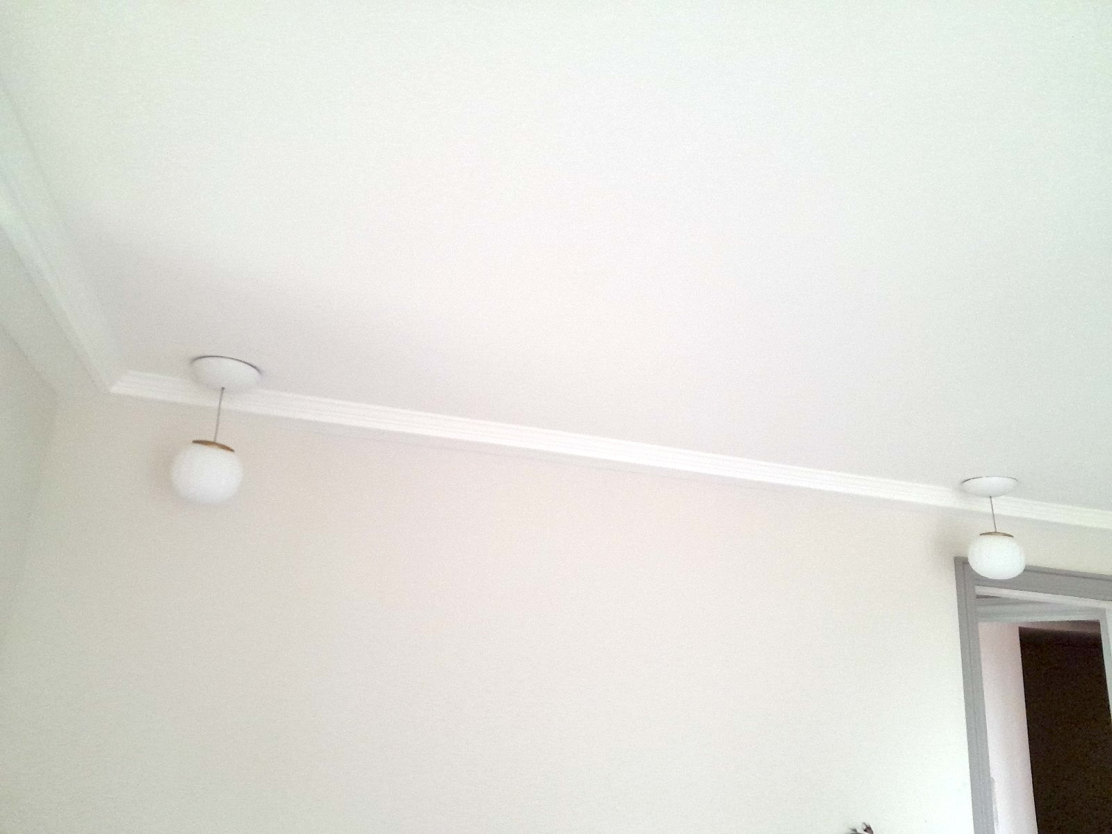 Luminária de teto minimalista instalada em um ambiente interno, exemplificando o design de iluminação eficiente da TCC Especialização.