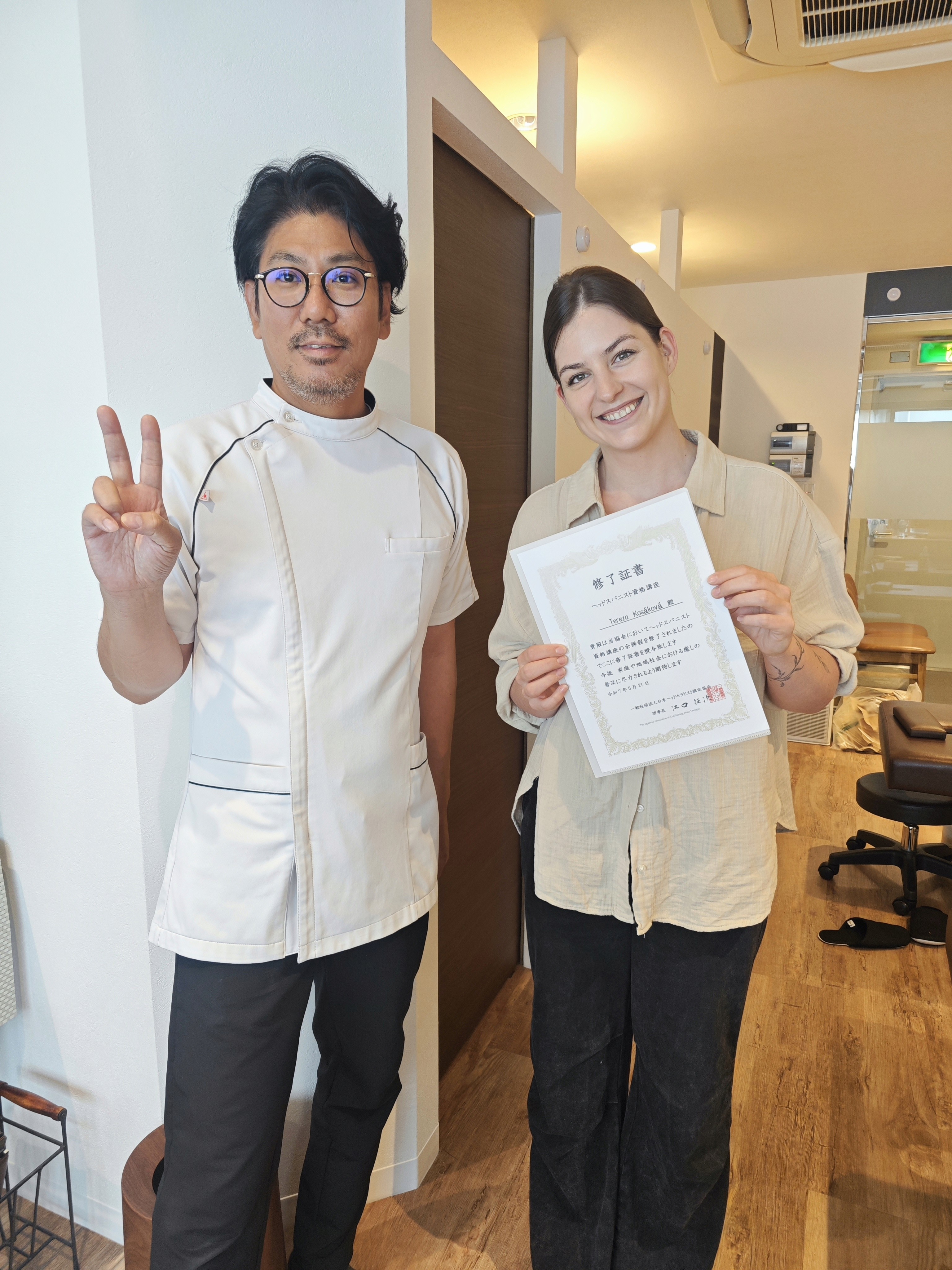 Lektorka head spa kurzu s přírodní bylinnou směsí