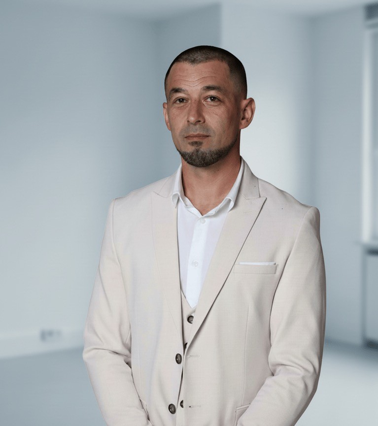 Sanitaire chic en blanc, accessoires discrets, Martigny à Verbier