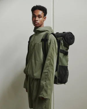 Dans le lookbook de la marque Danoise Another Aspect, le mannequin porte un costume gris et une chemise blanche