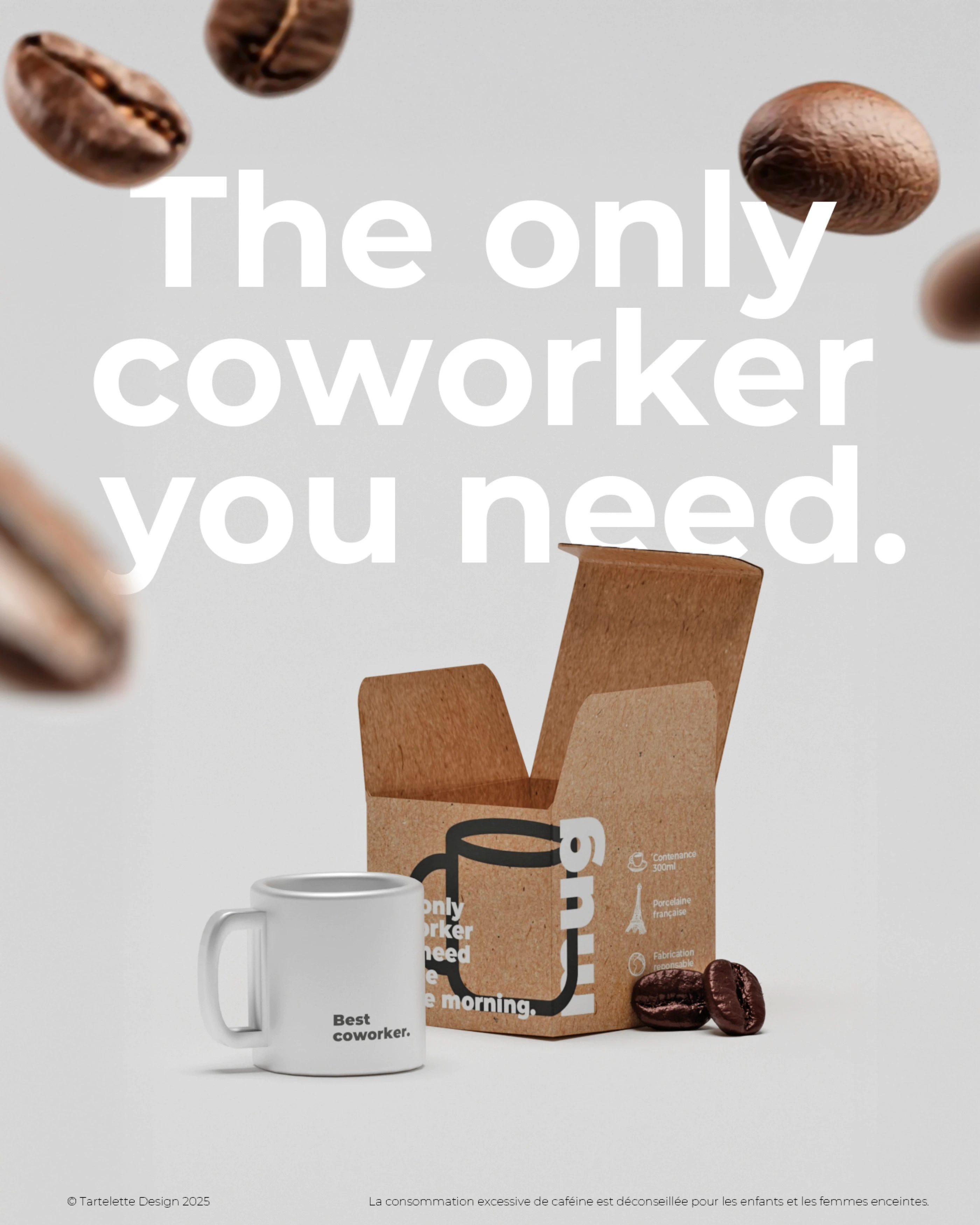 Affiche de marque minimaliste pour le mug "The only coworker you need" avec grains de café volants et mentions légales humoristiques.