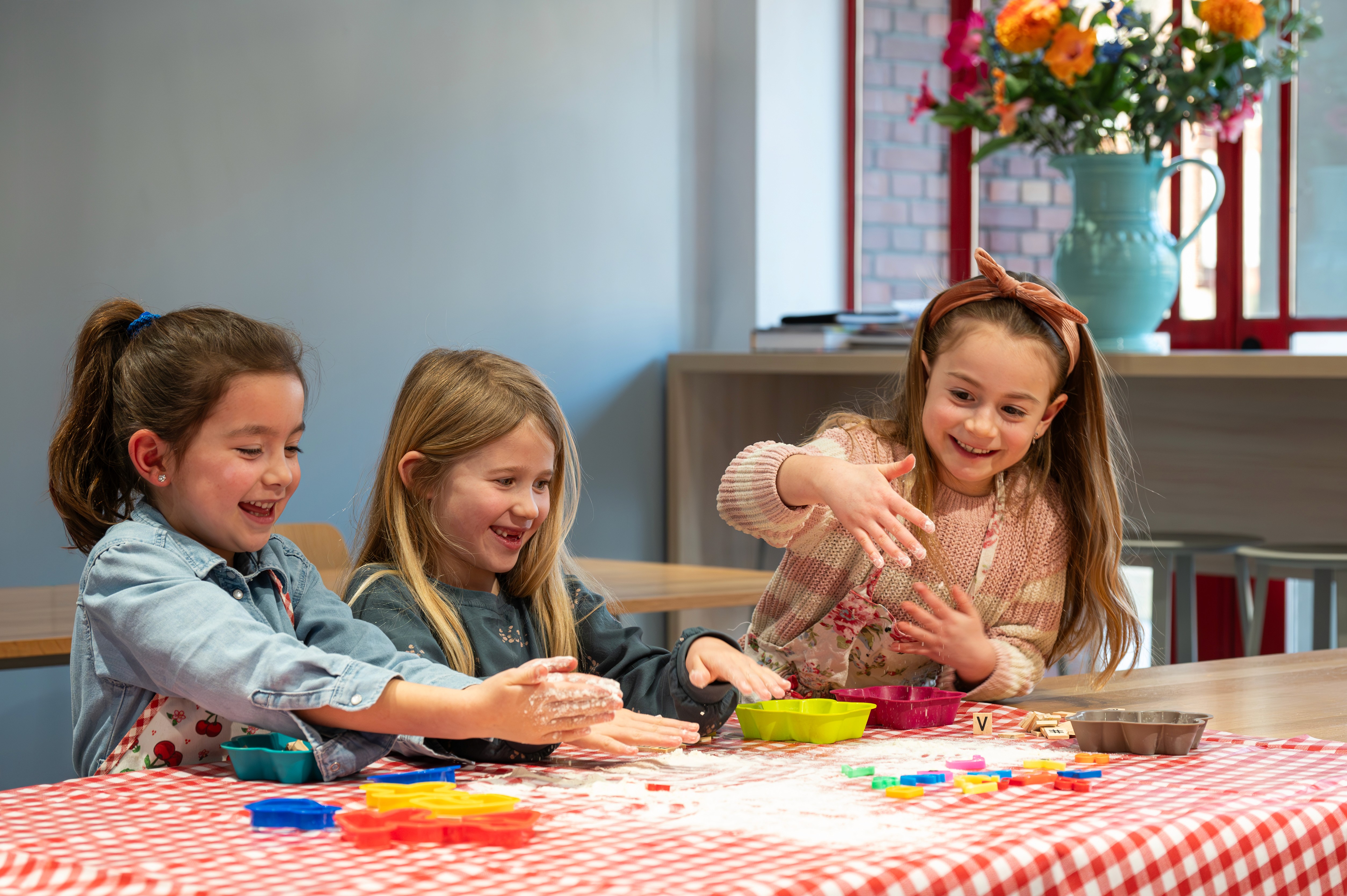 Samen koekjes maken.