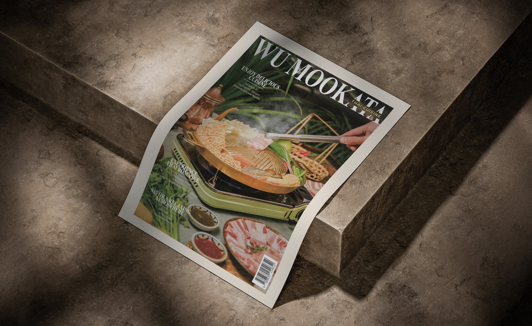 展示潁川國文的手機網頁設計介面，手機在陽光灑落的小台階前。