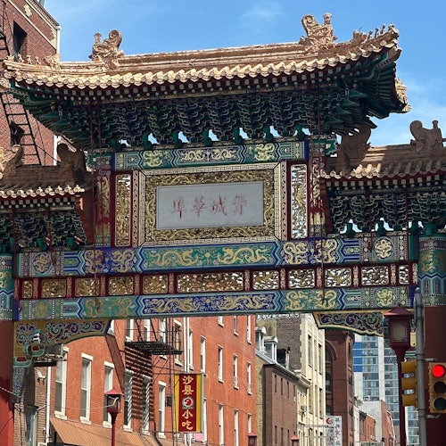 友谊门位于拱门街