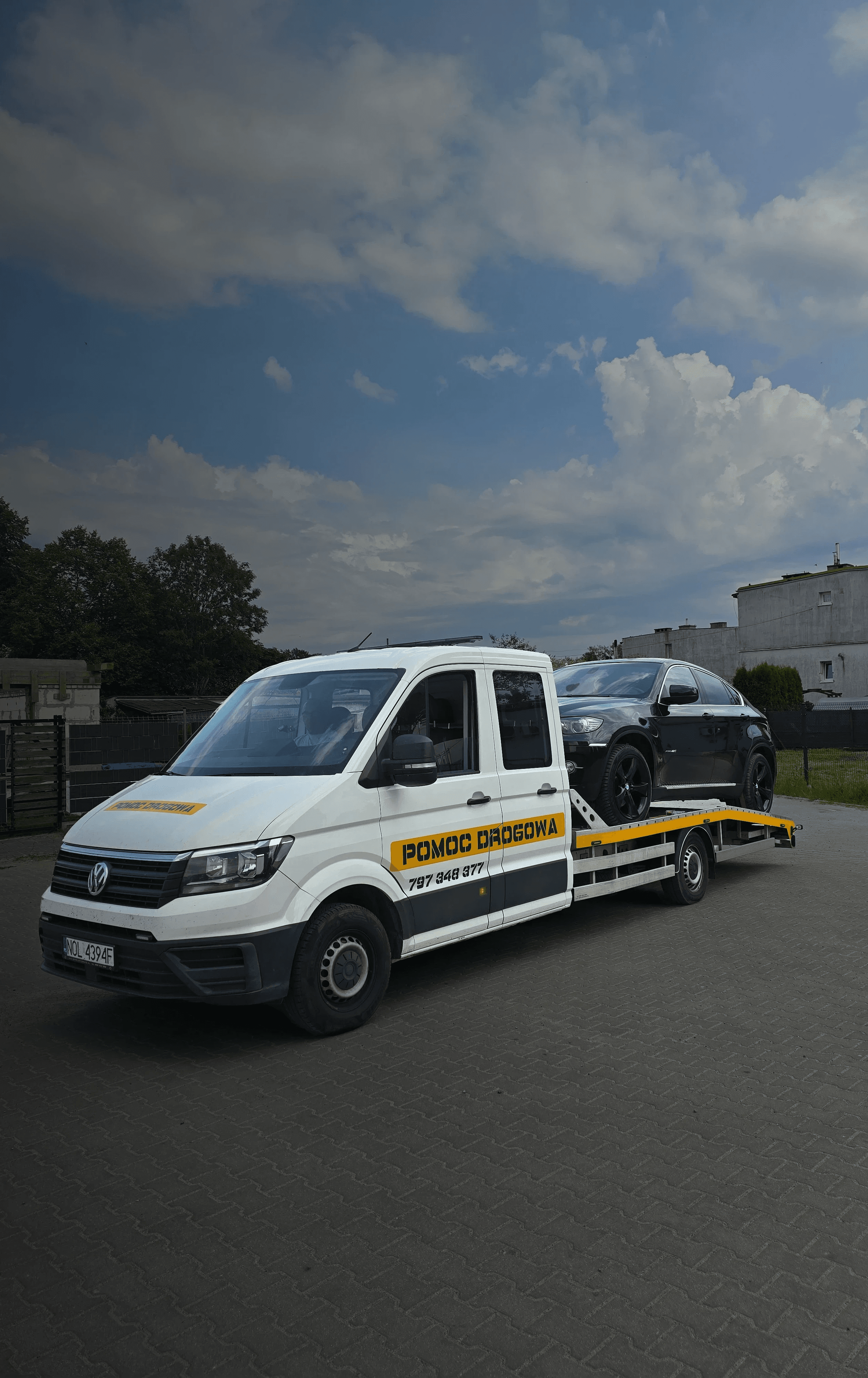 Auto laweta z wciągniętym samochodem