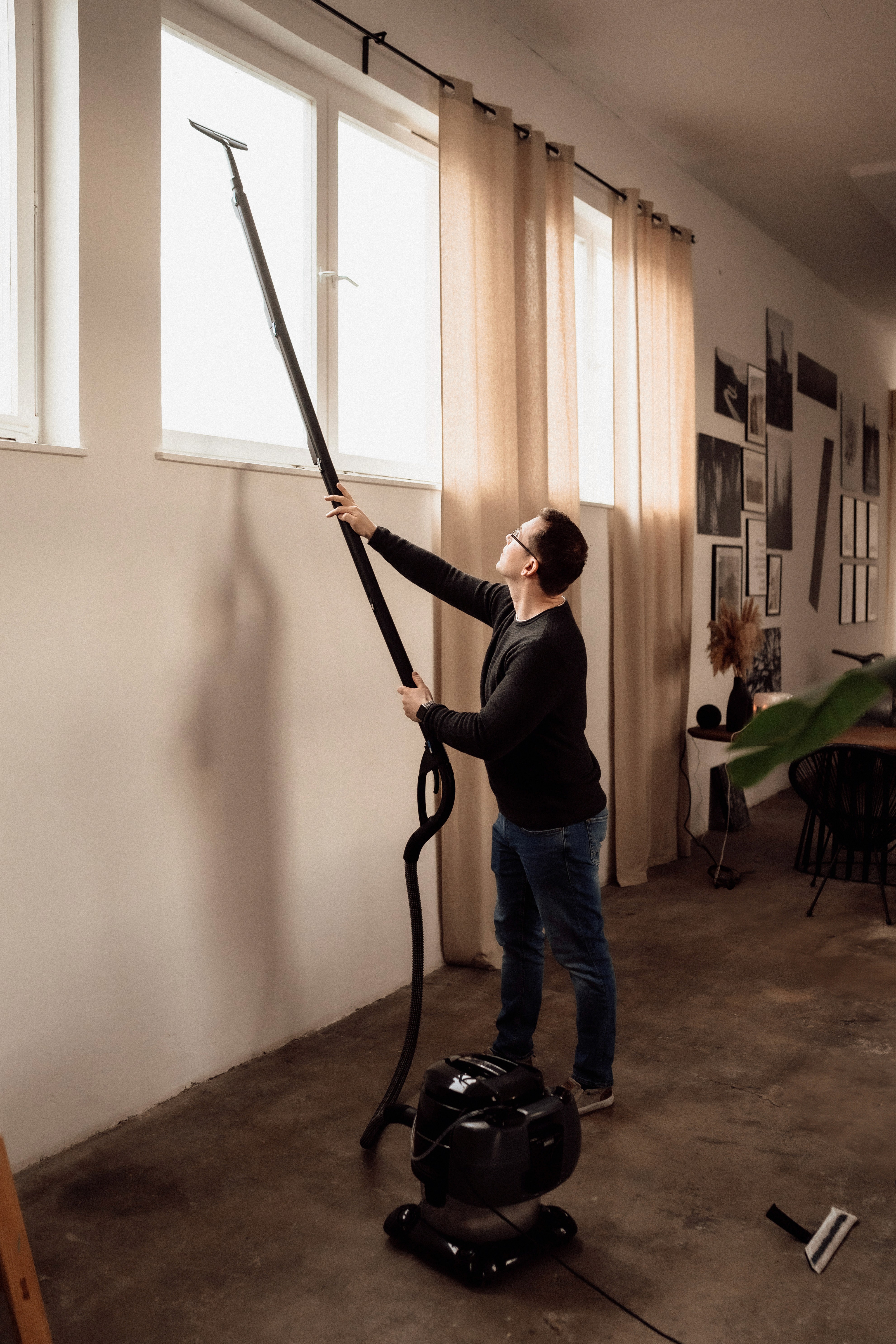 eine Frau, die mit dem HYLA eine Polsterreinigung durchführt