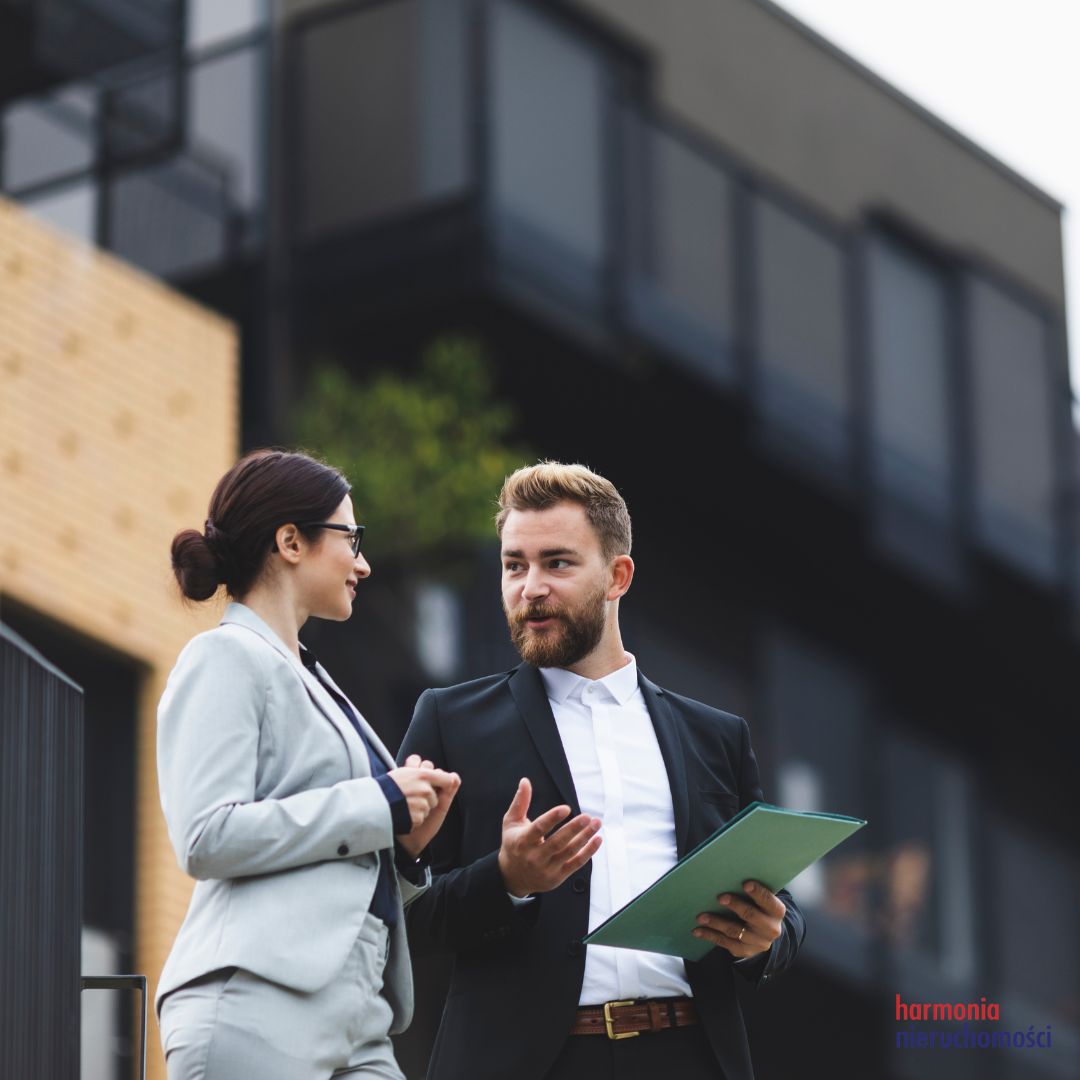 Zarządca nieruchomości rozmawiający z właścicielką budynku