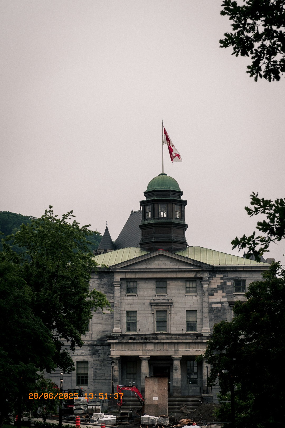Façade historique de l’université McGill sous un temps nuageux.