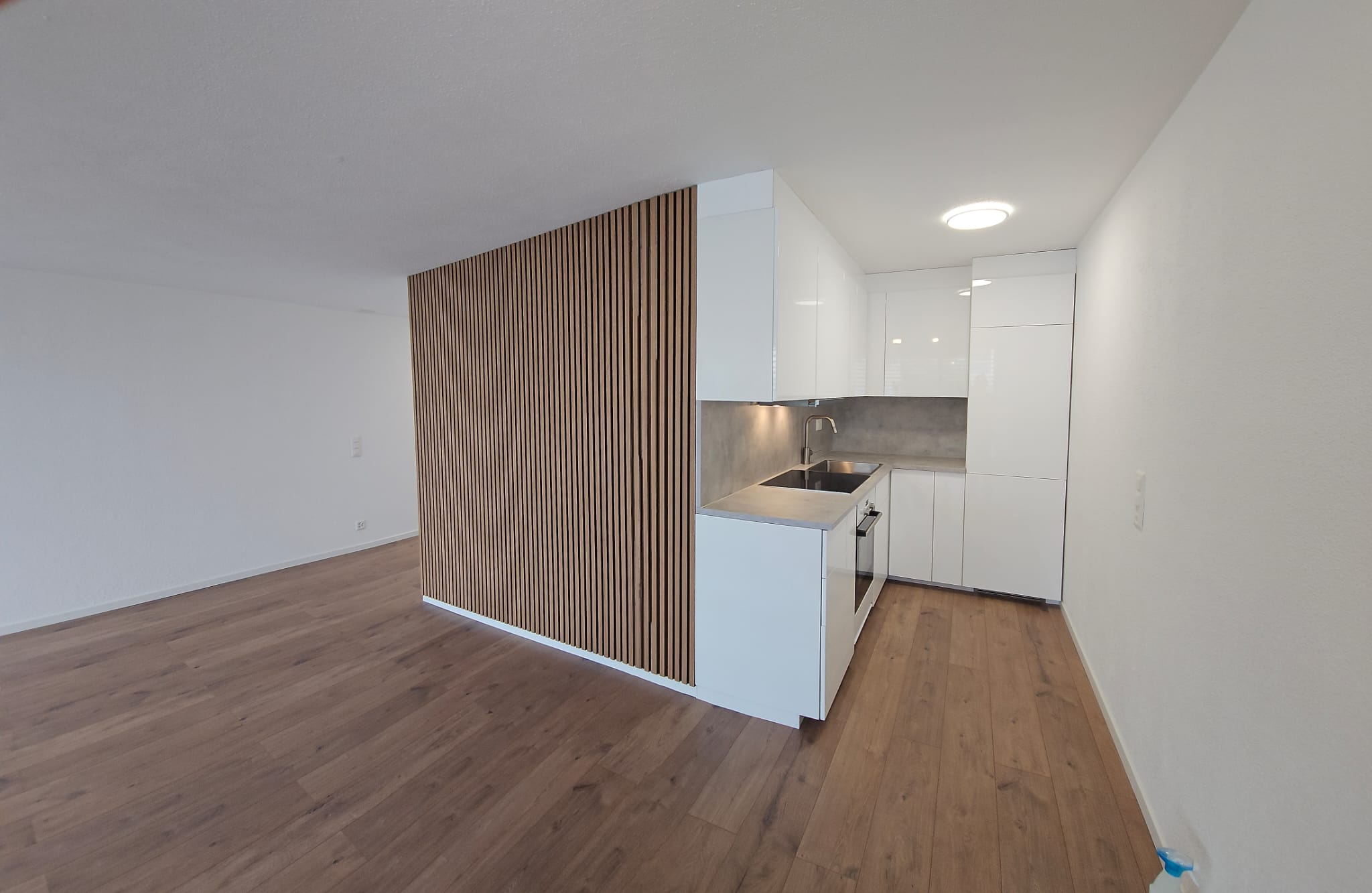 Outdoor seating area with drinks and a straw hat facing the bright blue ocean.