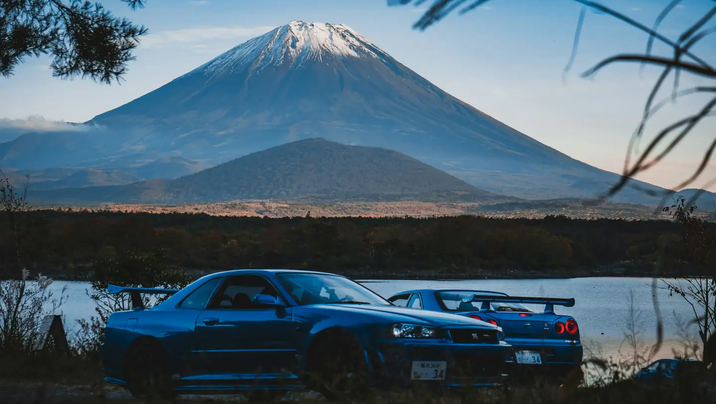 Nissan Skyline devant le mont Fuji, voiture japonaise importée