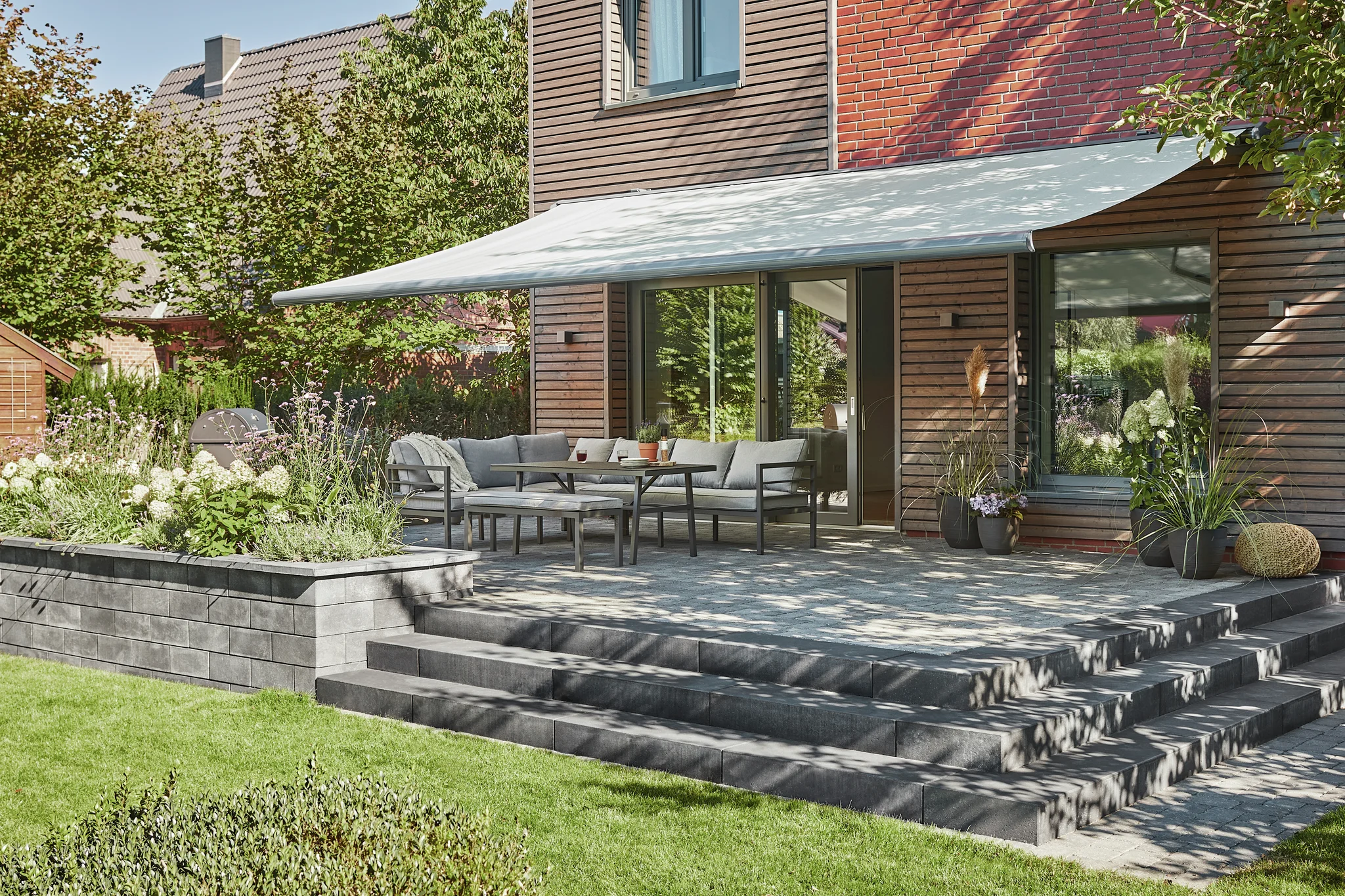 Moderne Terrasse in Westerwalbesloh mit Maßanfertigung von Markisen, ideal für Sonnenschutz. Handwerk aus Gütersloh, OWL.