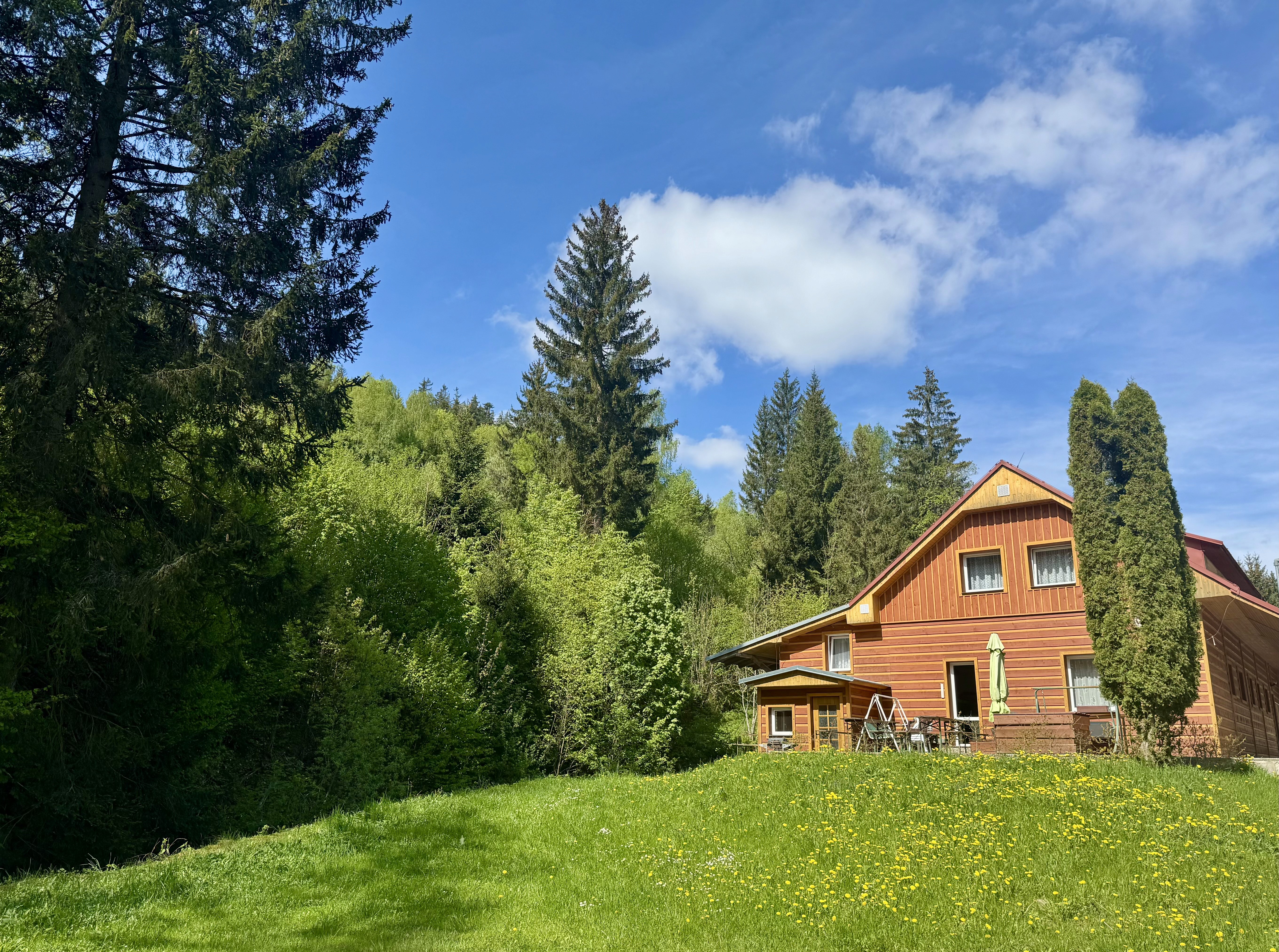 Image of chalet next to mountains