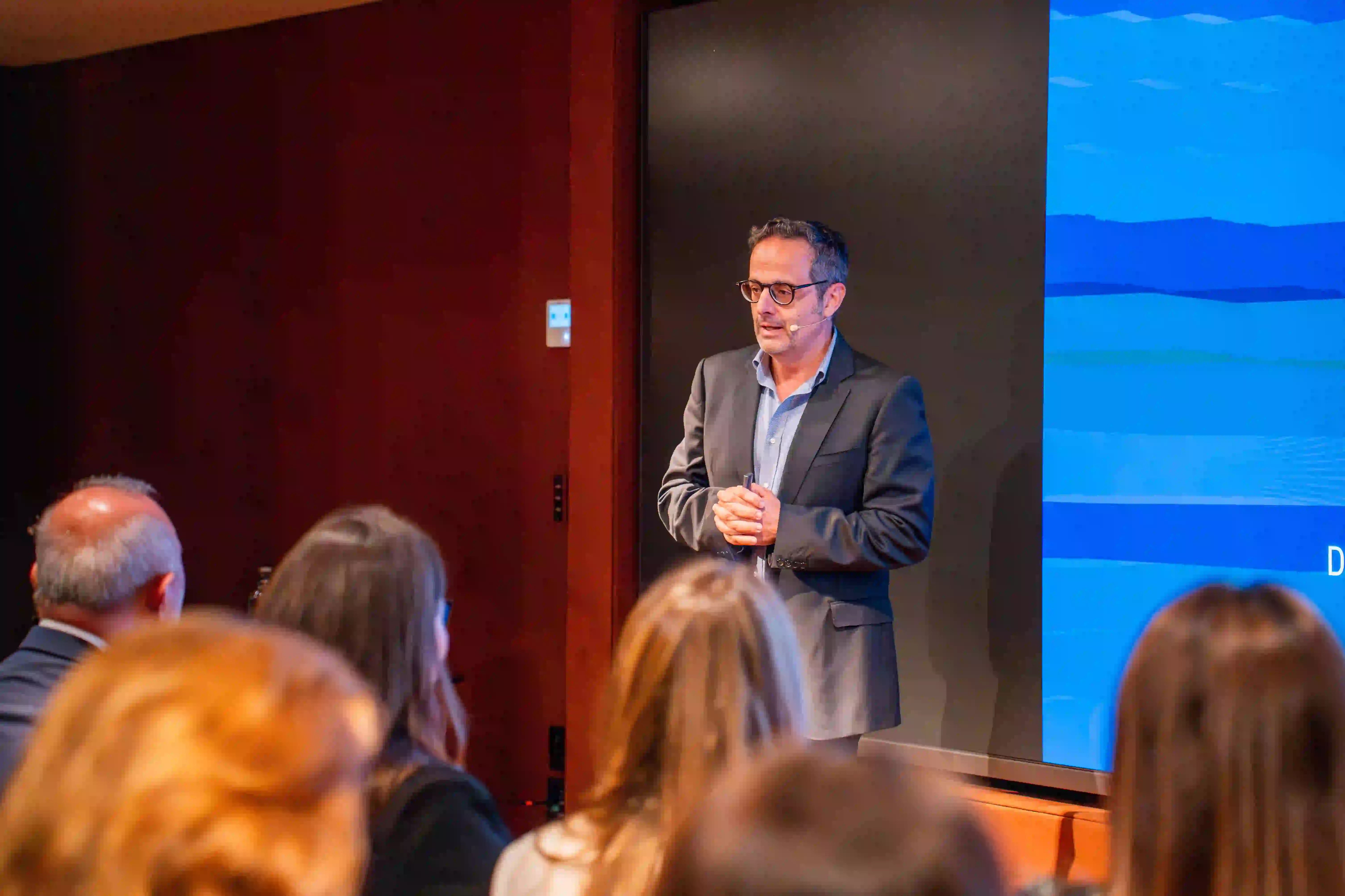 Cómo integrar la inteligencia artificial en tu empresa con propósito, tecnología y humanidad