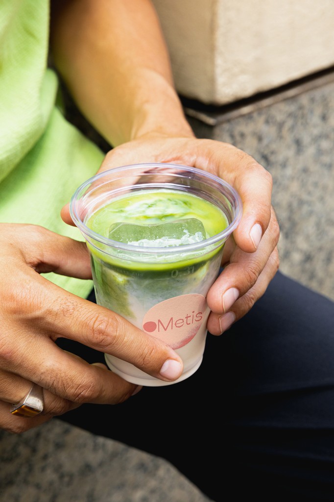 Enseigne du restaurant Au fil du goût, design graphique lisible et attractif. Composition harmonieuse qui renforce l’identité visuelle du lieu et attire l’œil des clients.