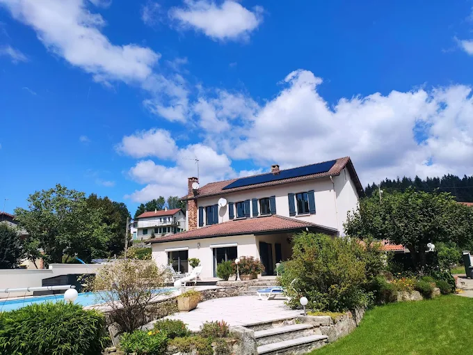 Photo d'une maison avec piscine dont la maison a été équipé d'une installation de panneaux solaires par OHE, powered by Solarock