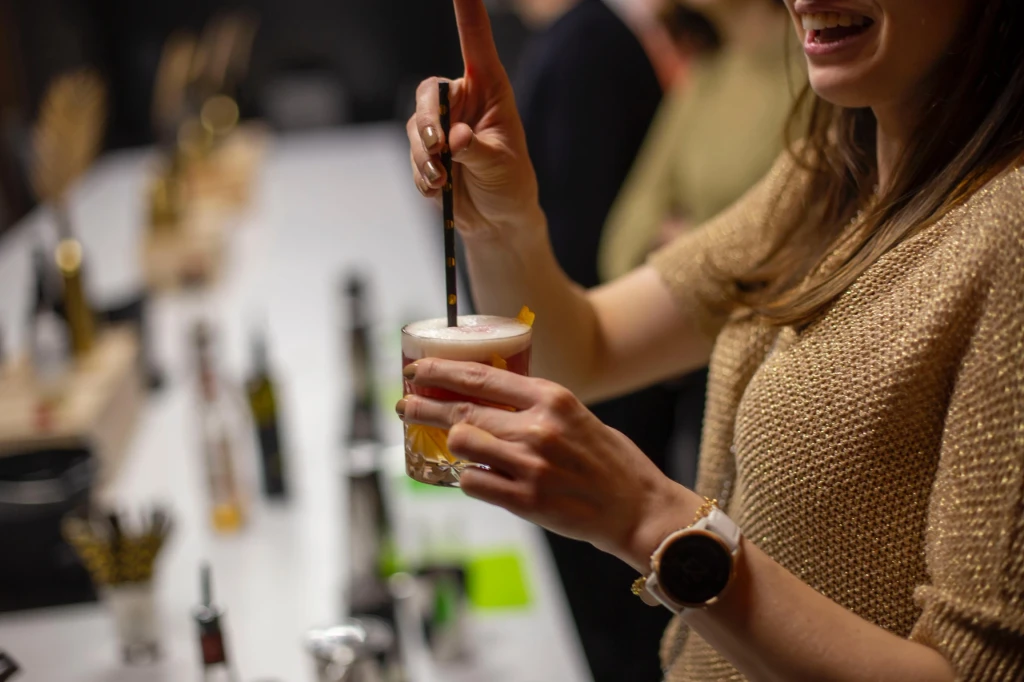 Barman na wesele zabawia gości pokazem barmańskim