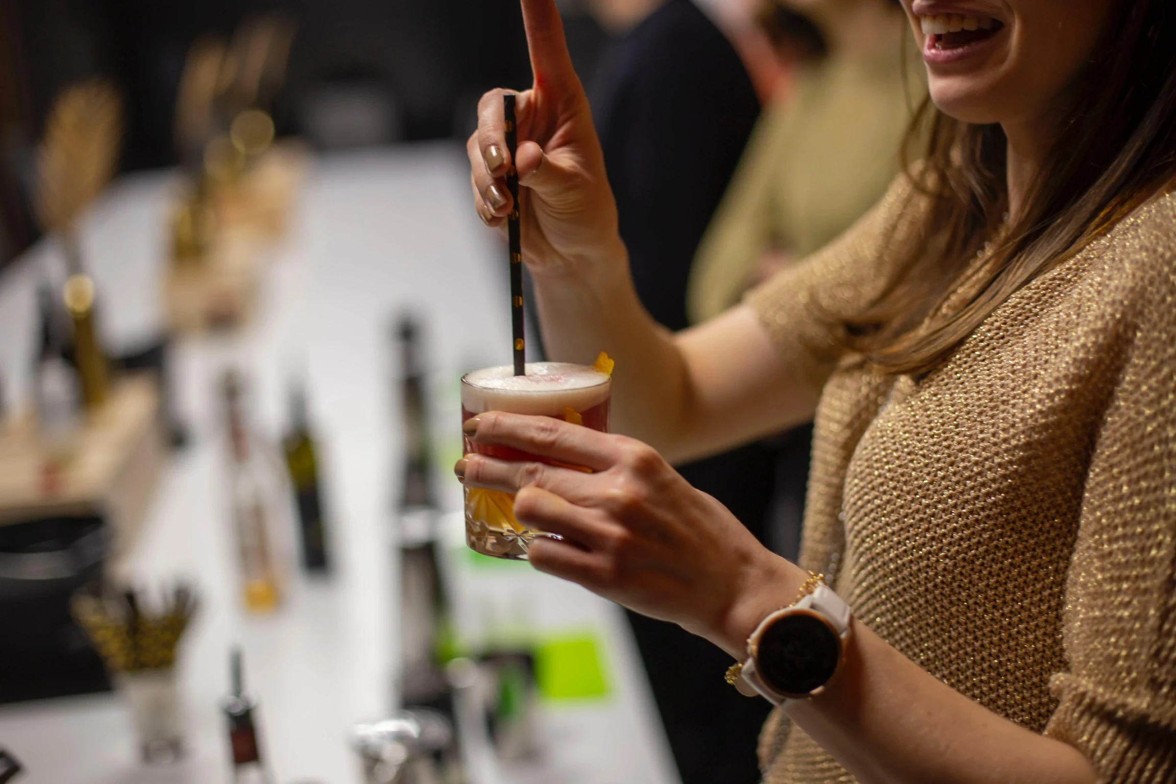 Drink bar na weselu z barmanem zachwycającym gości podczas pokazu.