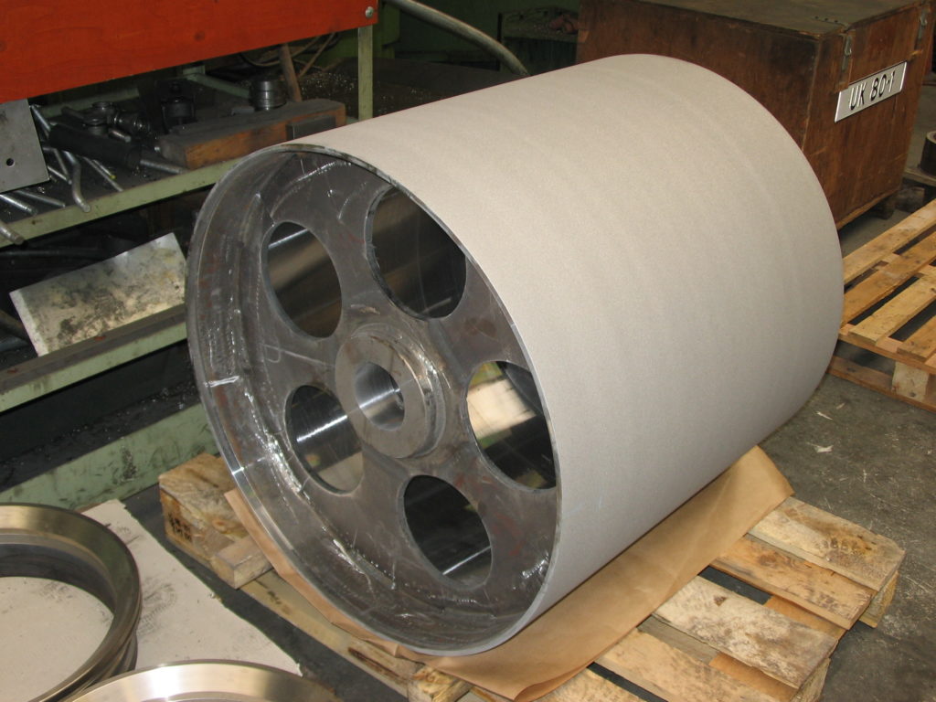 Grote testbank drum met thermisch gespoten buitenoppervlak op pallet, revisie door Plasma Service Breda