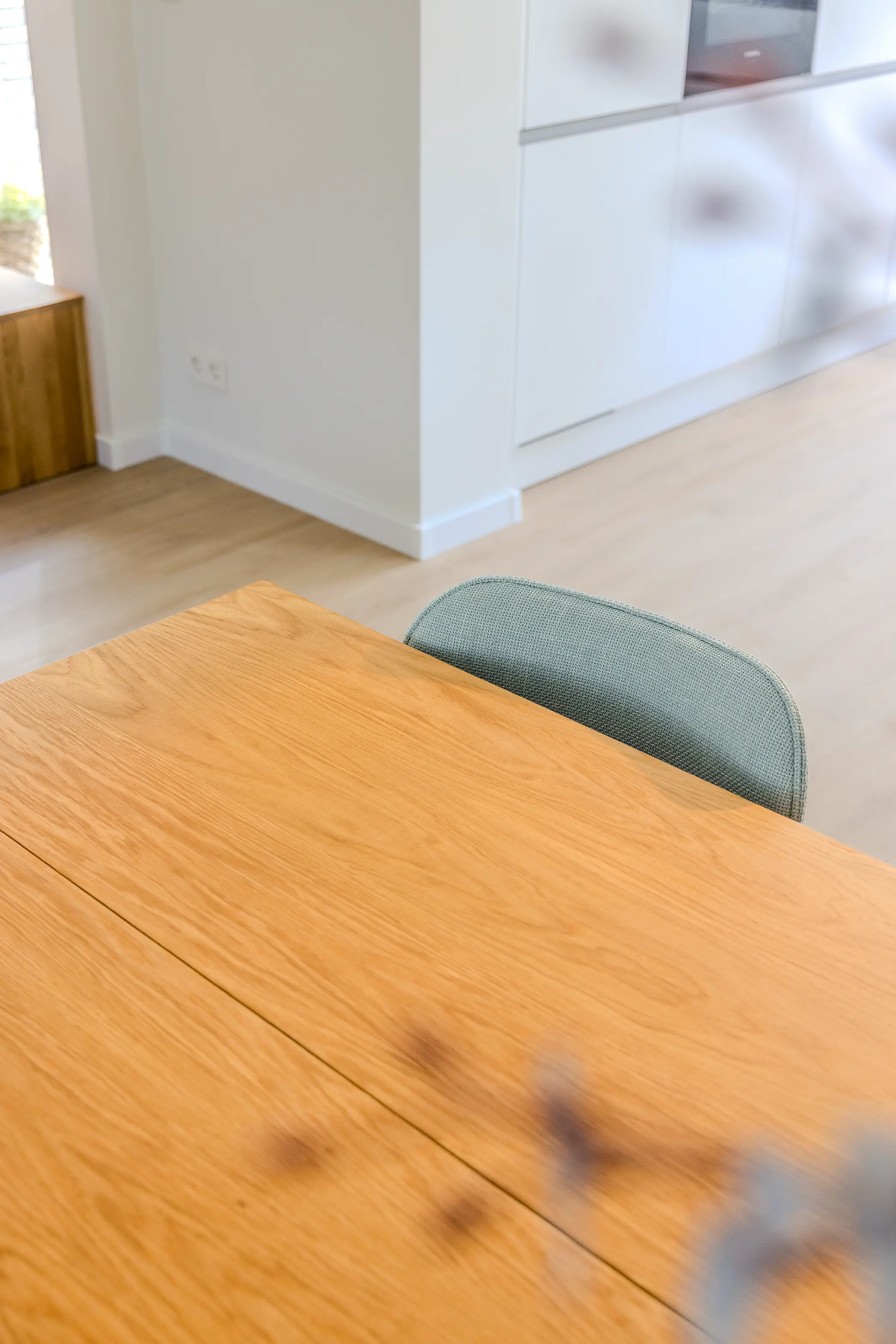 Eiken tafelblad van het eettafelbureau in de eethoek bij Sanne in Utrecht