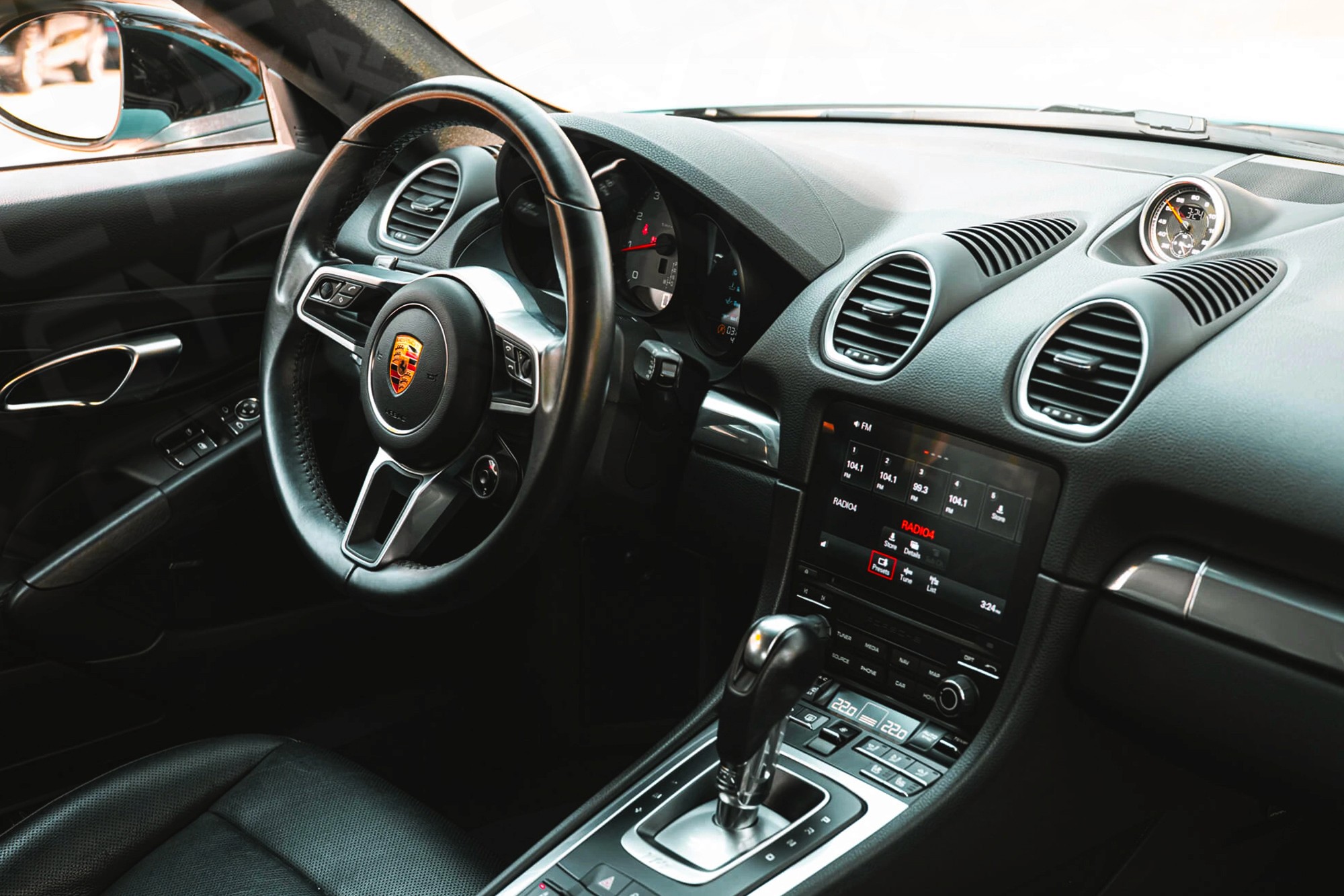 Vue interieur Porsche Cayman S Bleu Miami – Location Sportive à Dubaï | Keyz RentExterior