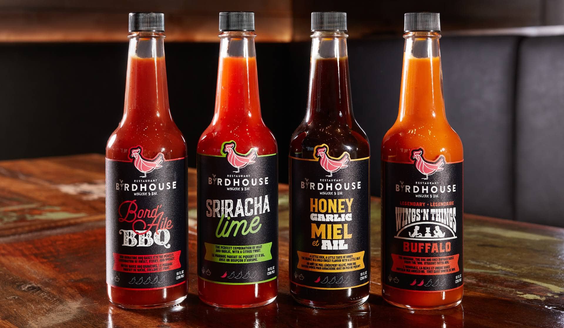 Sauces pour ailes de poulet Birdhouse alignées sur une table