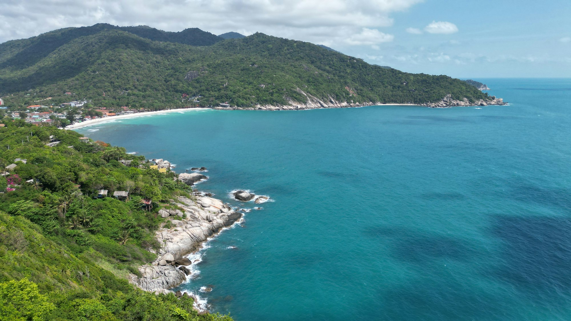 Vue aérienne d'une pointe boisée et d'une baie turquoise à Koh Samui, golfe de Thaïlande