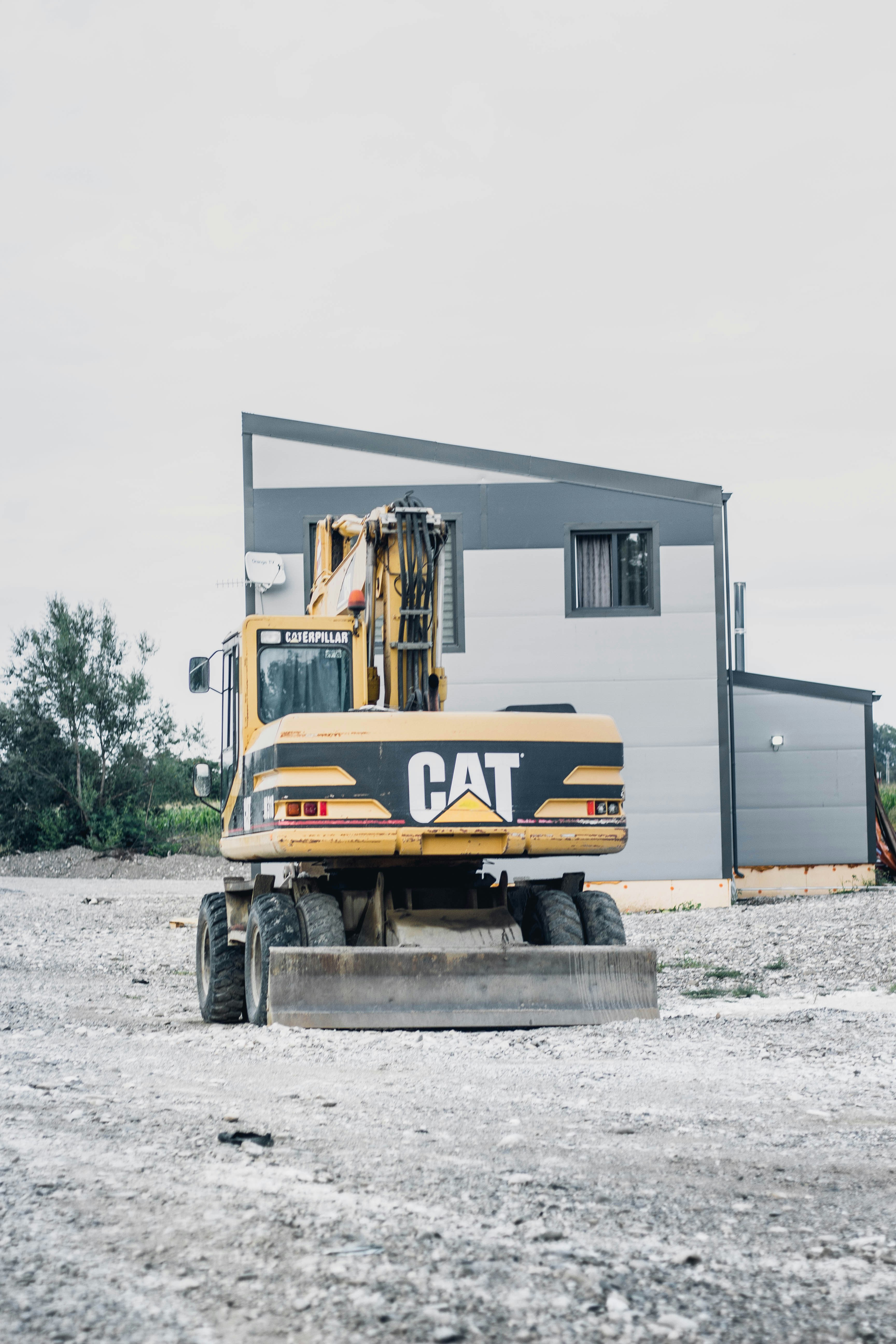 a yellow and black truck parked in front of a building
