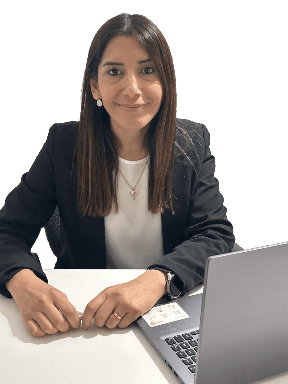 Fernanda Cortez sonriendo, mirando hacia el frente, sentada en su escritorio