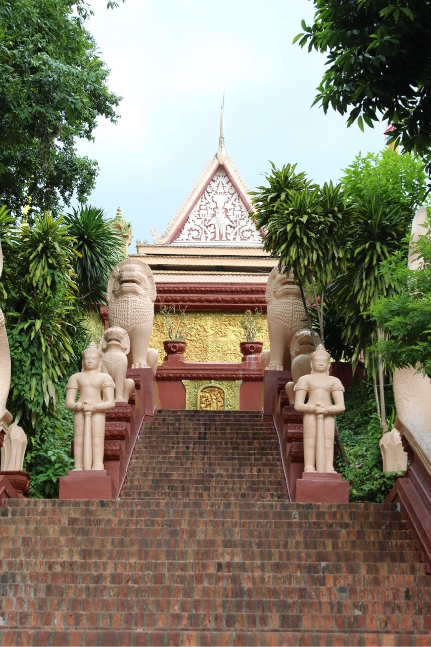 tempel op een berg met trappen