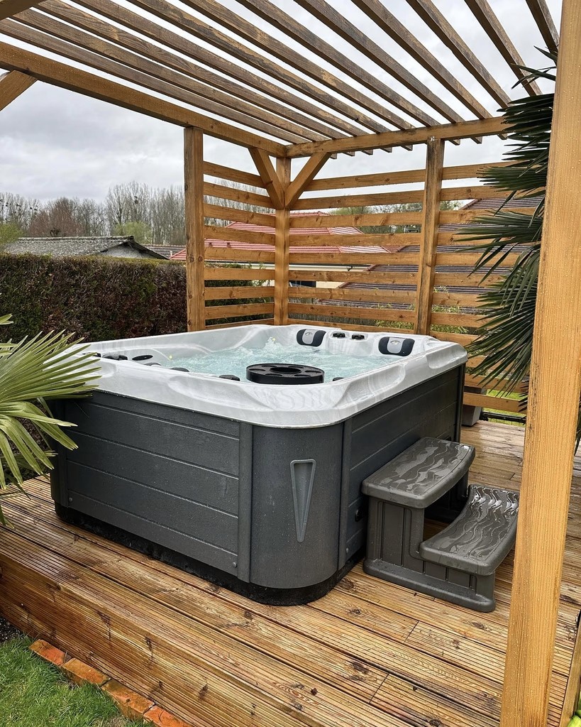 Spa installé sur terrasse bois par Acqua Terra, installateur spa Haut-Rhin