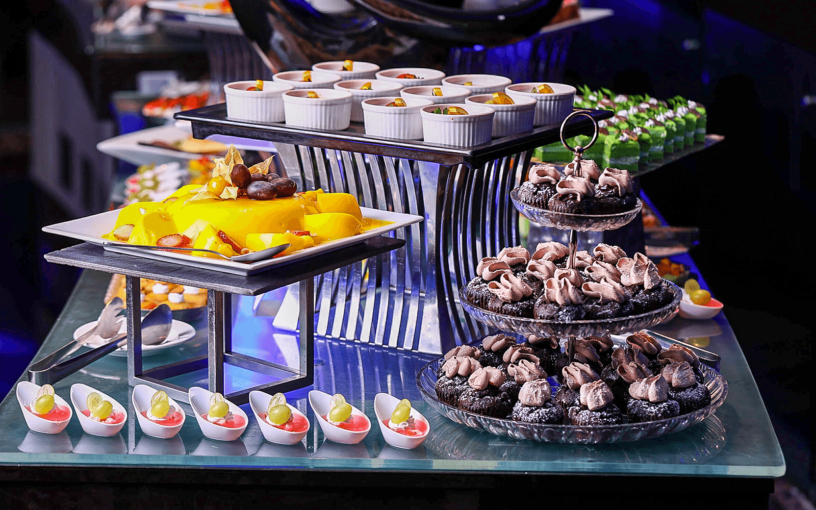 Dessertbuffet met gebakjes en fruit bij de Petronas Twin Towers eetervaring.