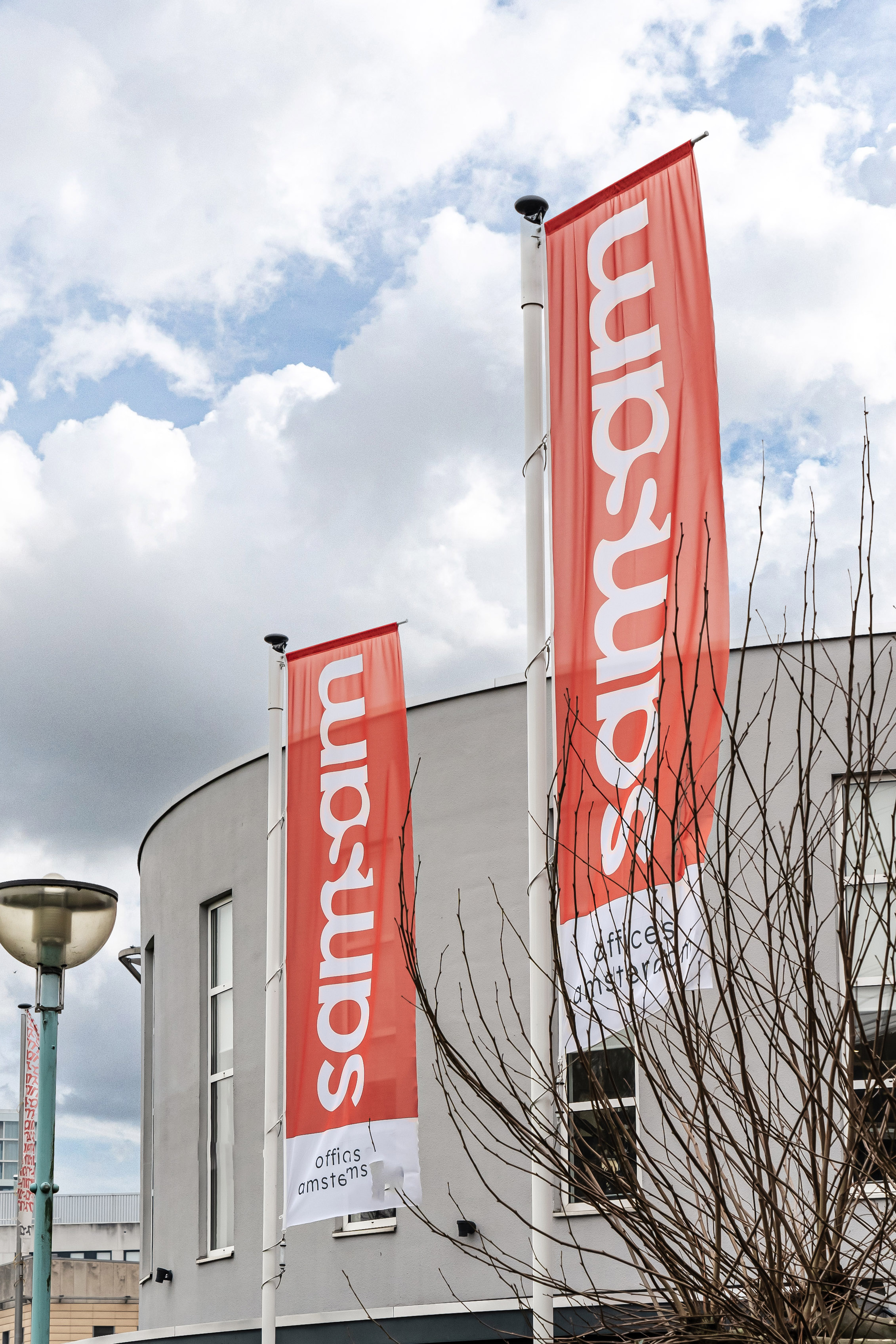 De Buiten vlaggen van SamSam Offices in Amsterdam Sloterdijk