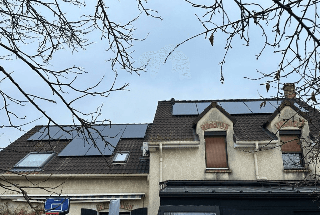 Photo d'un toit d’une maison à Wissous en France équipée de panneaux photovoltaïques dont l'installation a été faite par Solarock.
