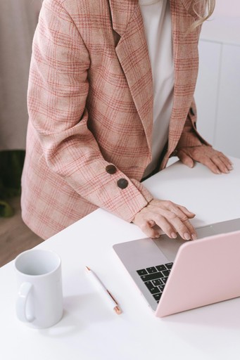 Kvinna arbetar vid laptop med digital factoringlösning för företag och stora företag