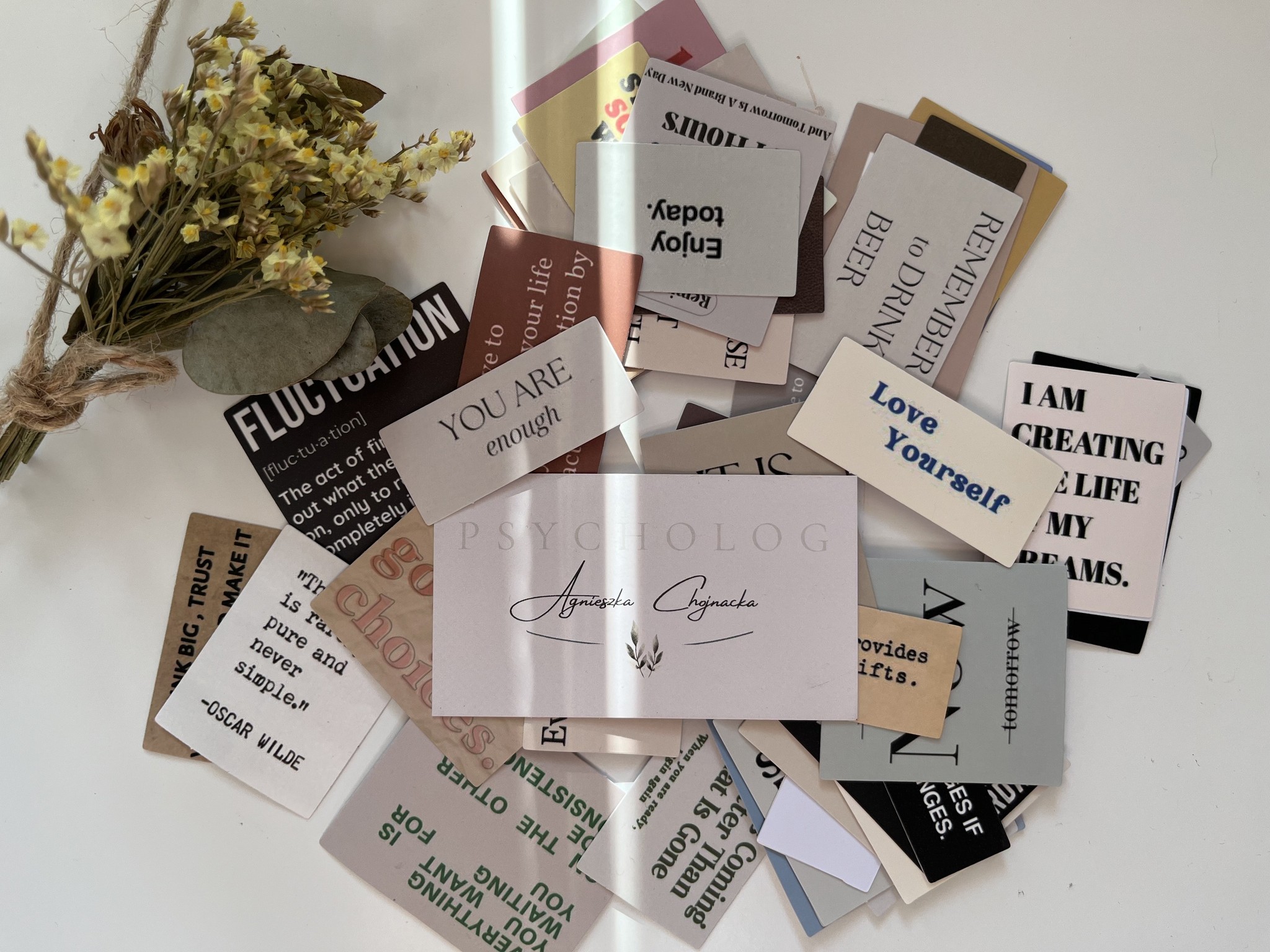 Inspirujące cytaty rozrzucone na stoliku.