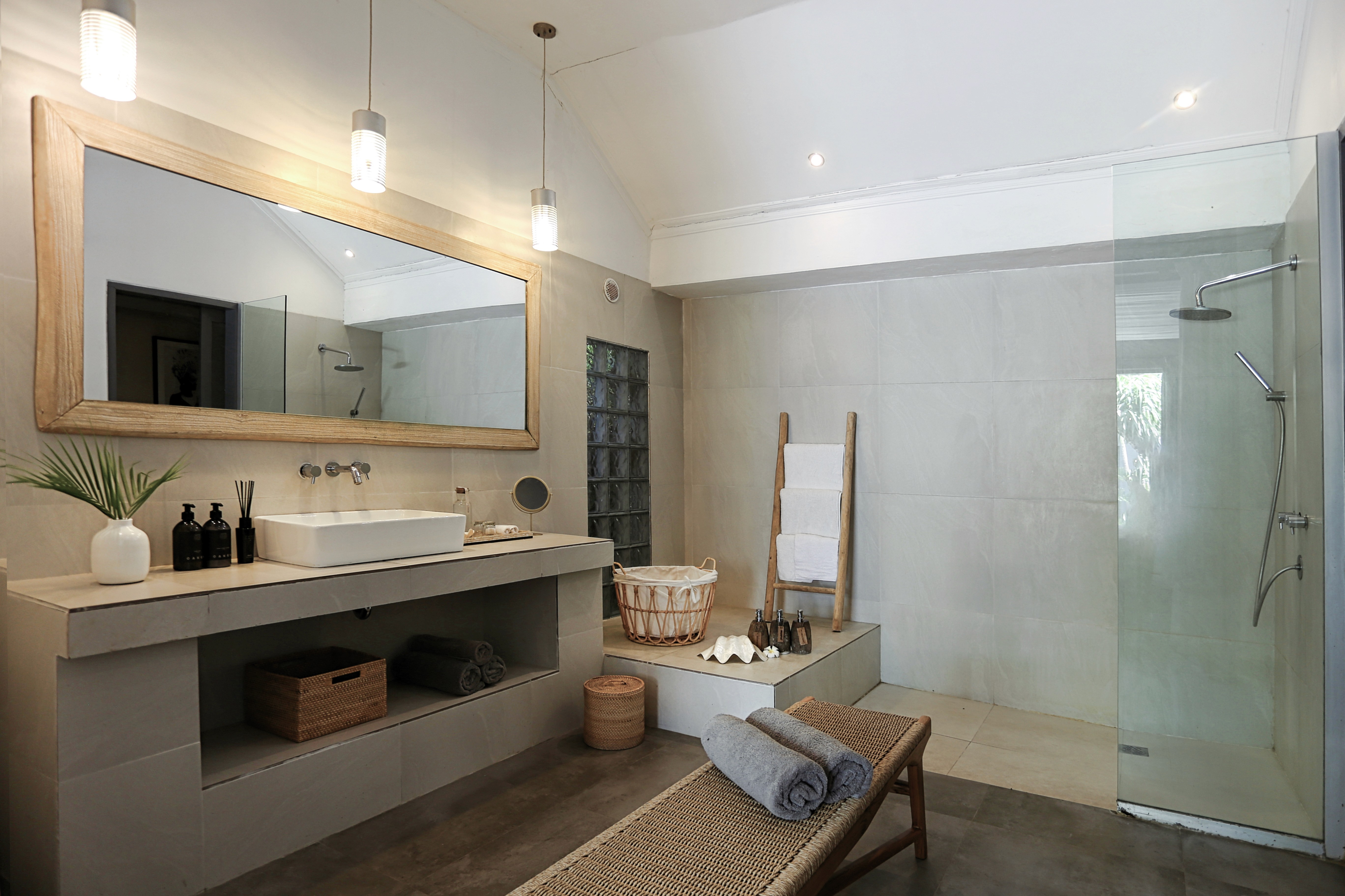 luxury-bathroom-walk-in-shower-villa-indiana-kenanga-bali