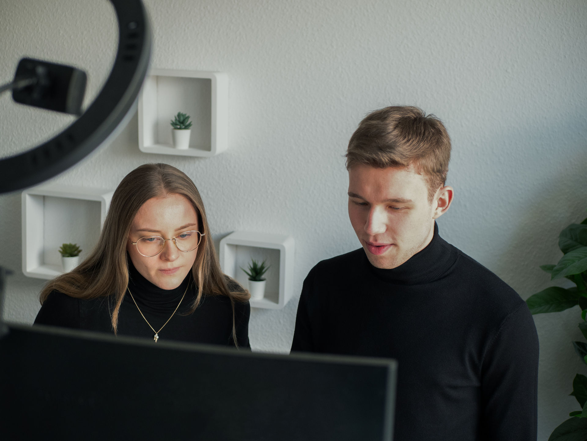Ben Felix mit einer Kundin im Büro