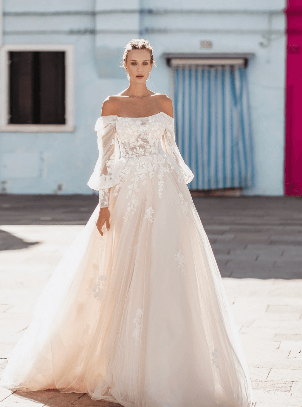 Prinzessin Brautkleid mit Carmen-Ausschnitt und Blütendetails