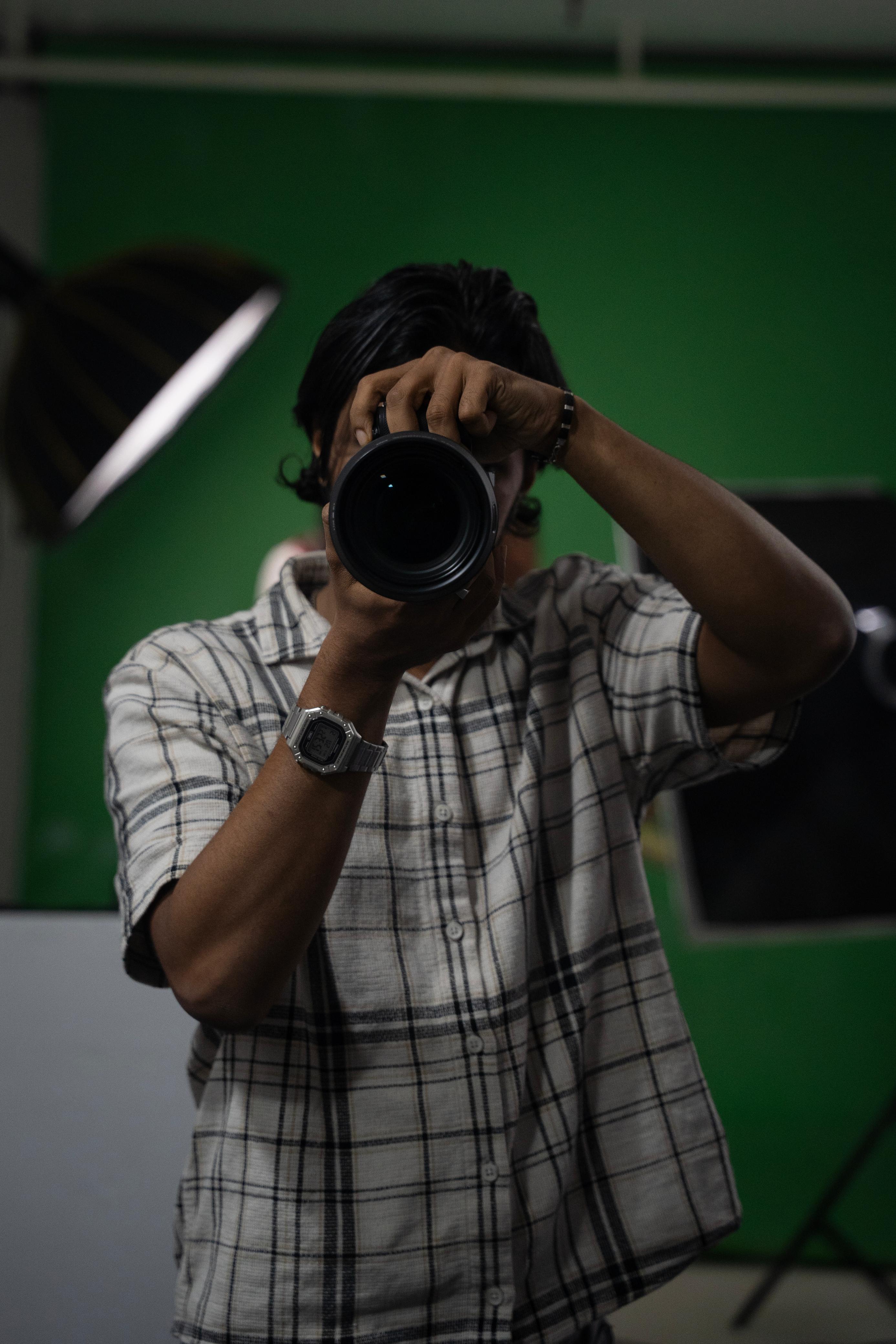 Photographing on set in front of a green screen