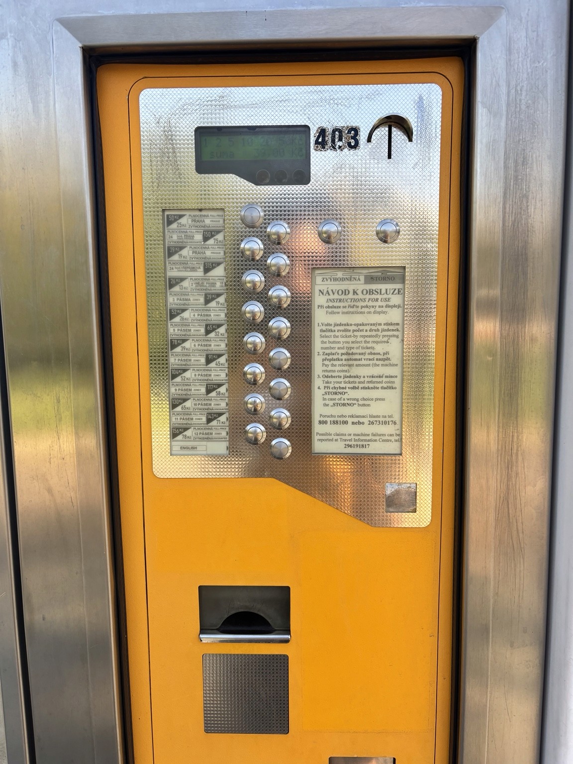 Žlutý automat na jízdenky s kovovými tlačítky u ČSOB Campus.