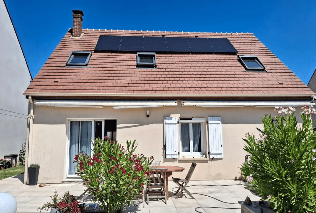 Photo d'une maison à Nanteuil-le-Haudouin dans l'Oise équipée de panneaux photovoltaïques et d'une batterie virtuelle dont l'installation a été faite par Solarock.