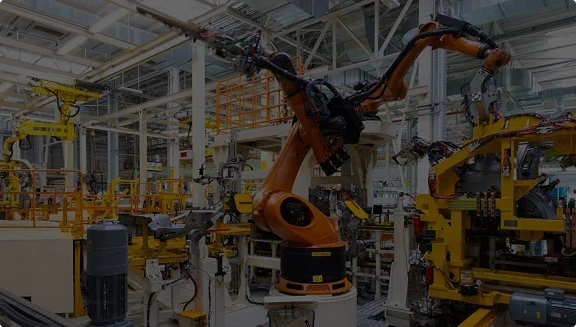 Vista ampla de indústria por dentro com maquinários tecnológicos e esteiras de produção