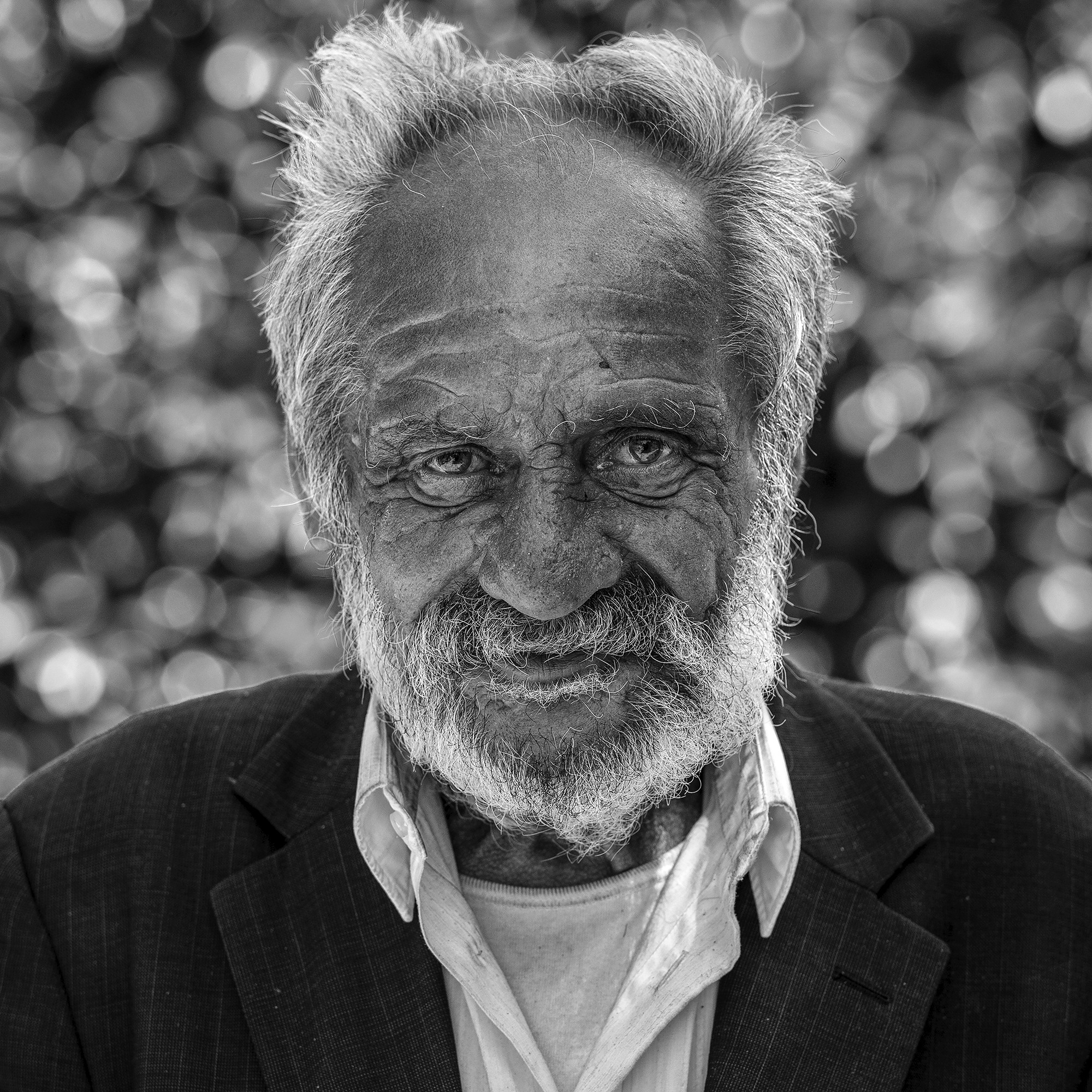 Frederic Bourcier, photographe documentaire, réalise des portraits d’un sans domicile fixe qui vient régulièrement lui rendre visite à son atelier. A travers ces photos, on peut voir les saisons , son humeur et surtout son état de fatigue.