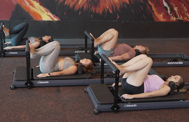 Aula coletiva utilizando o Reformer Advanced da MetaLife