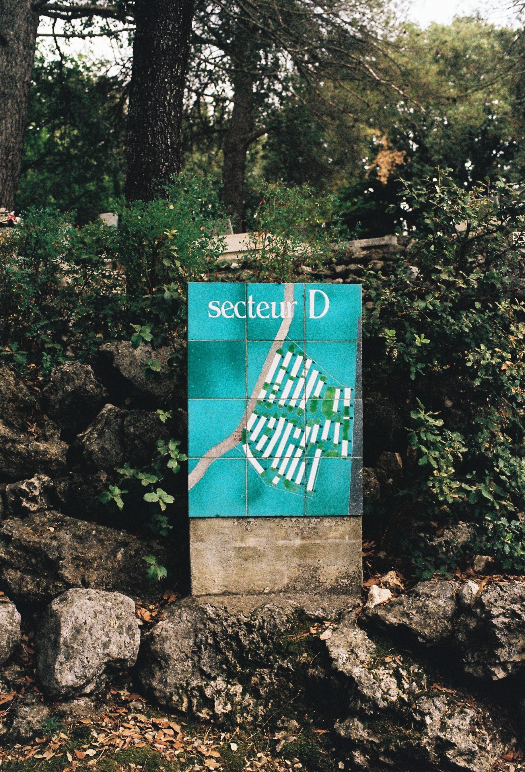 Placa de cerámica esmaltada indicando sectores del cementerio
