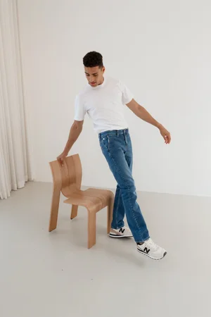 Dans le lookbook de la marque Danoise Another Aspect, le mannequin porte un costume gris et une chemise blanche