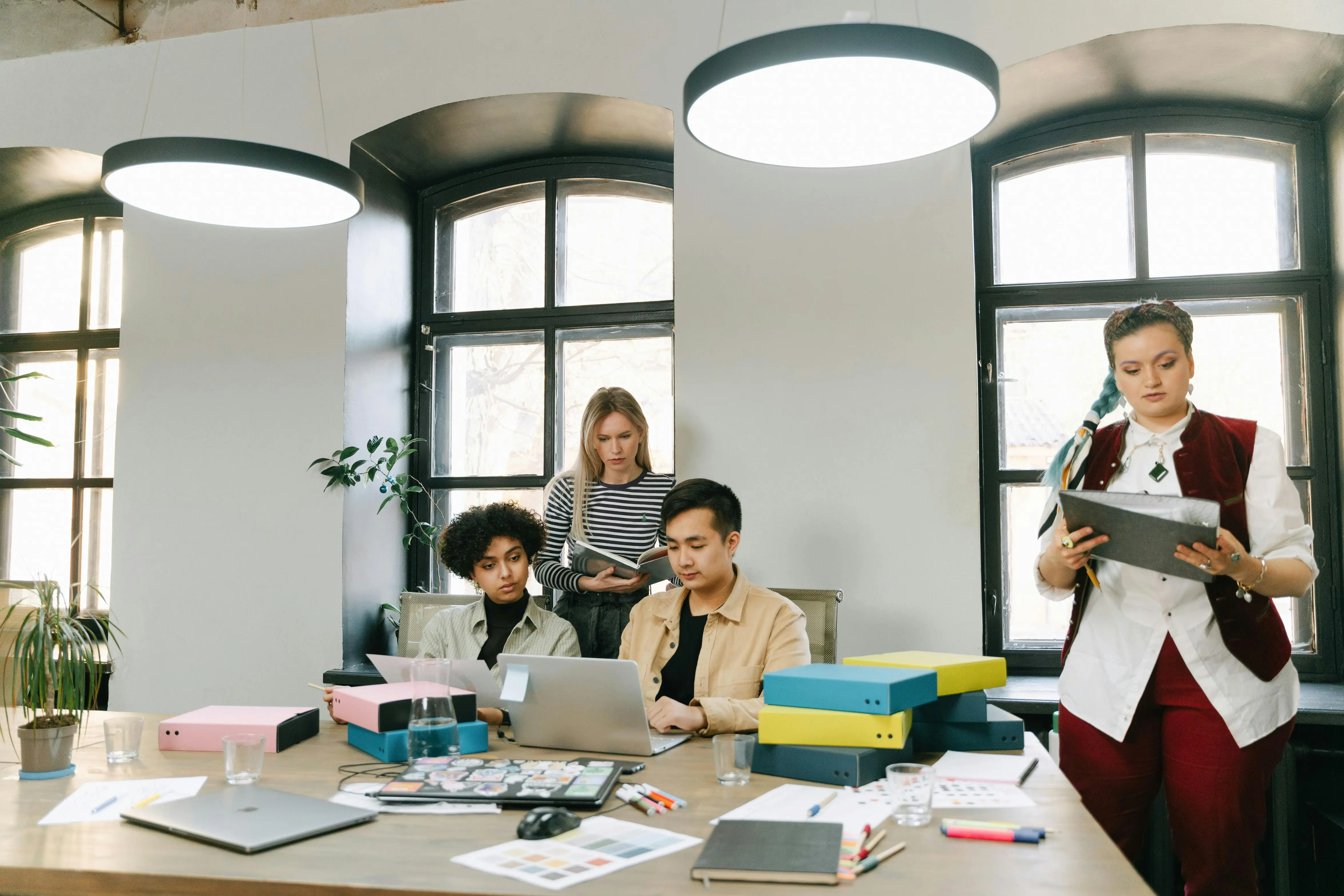 partner-bisnis-yang-sedang-menentukan-bentuk-badan-usaha-yang-tepat