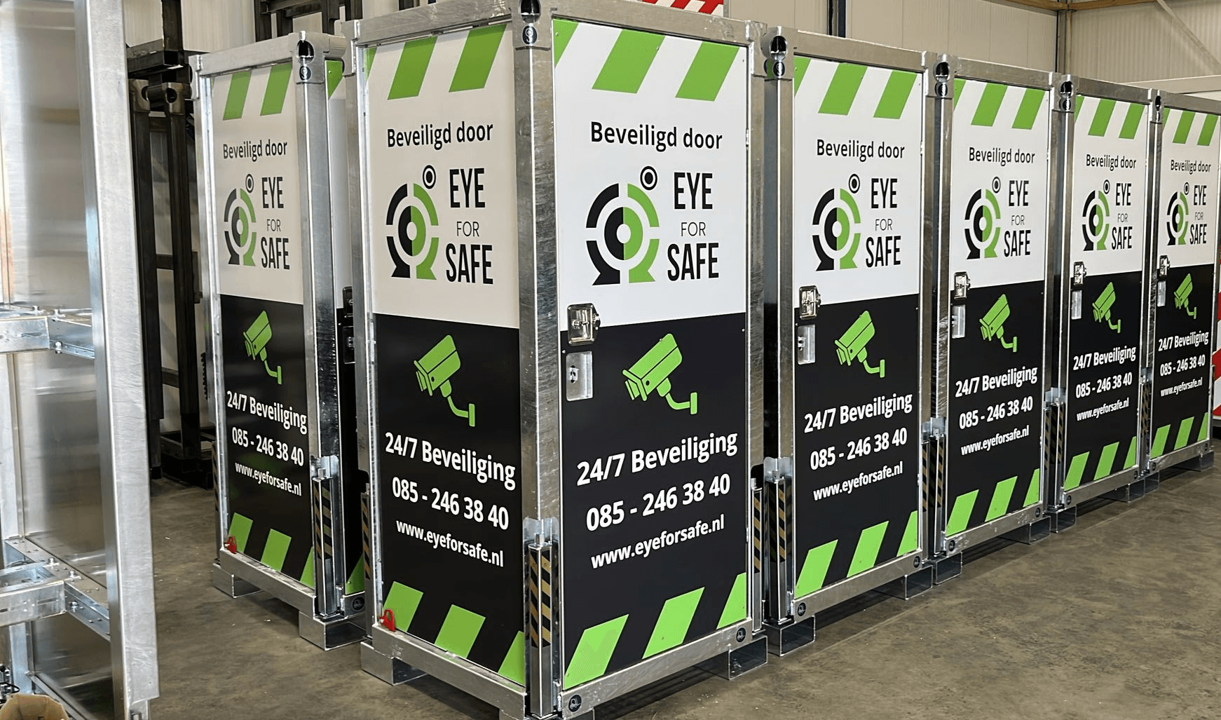 Technicus voert onderhoud uit aan mobiele cameramast