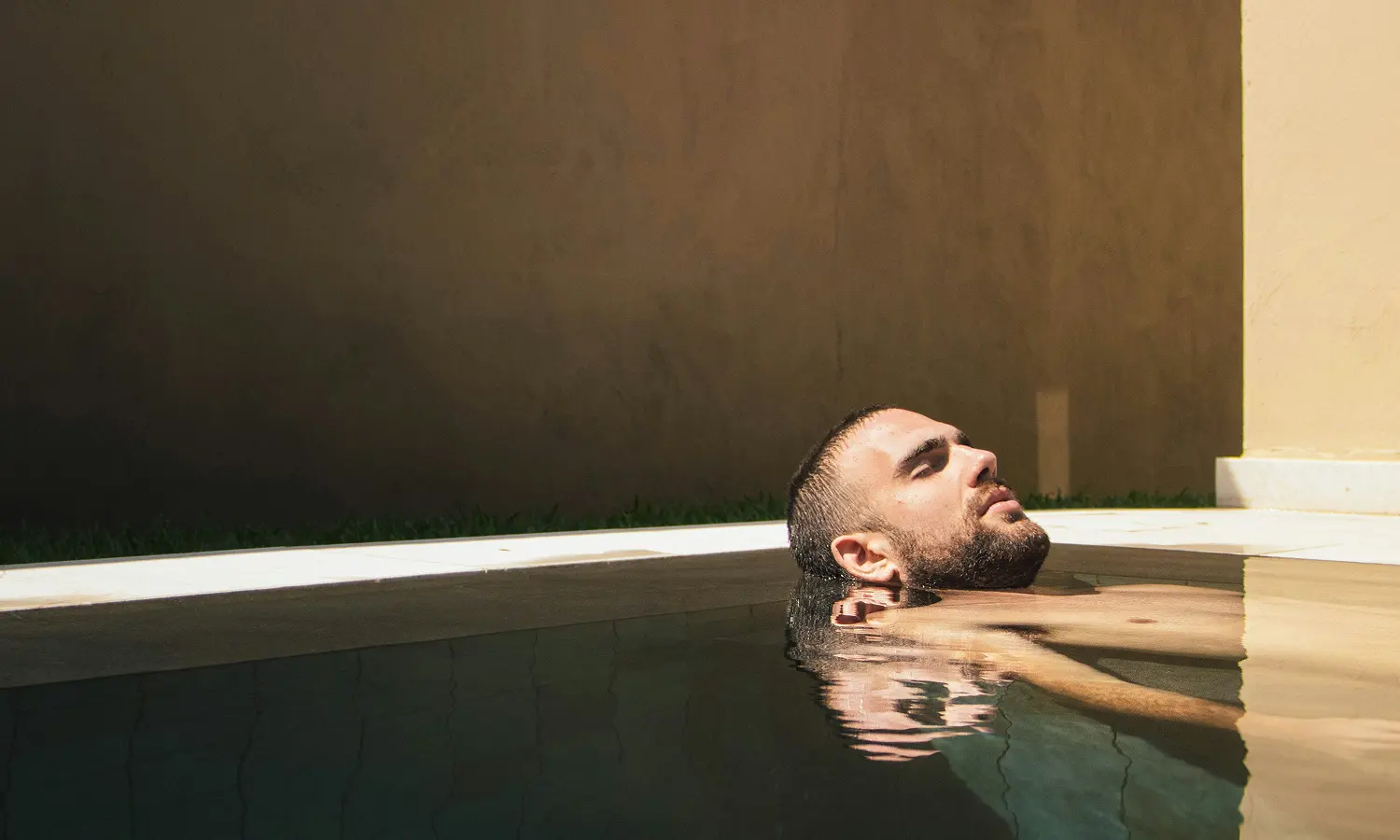 uomo in una vasca d'acqua